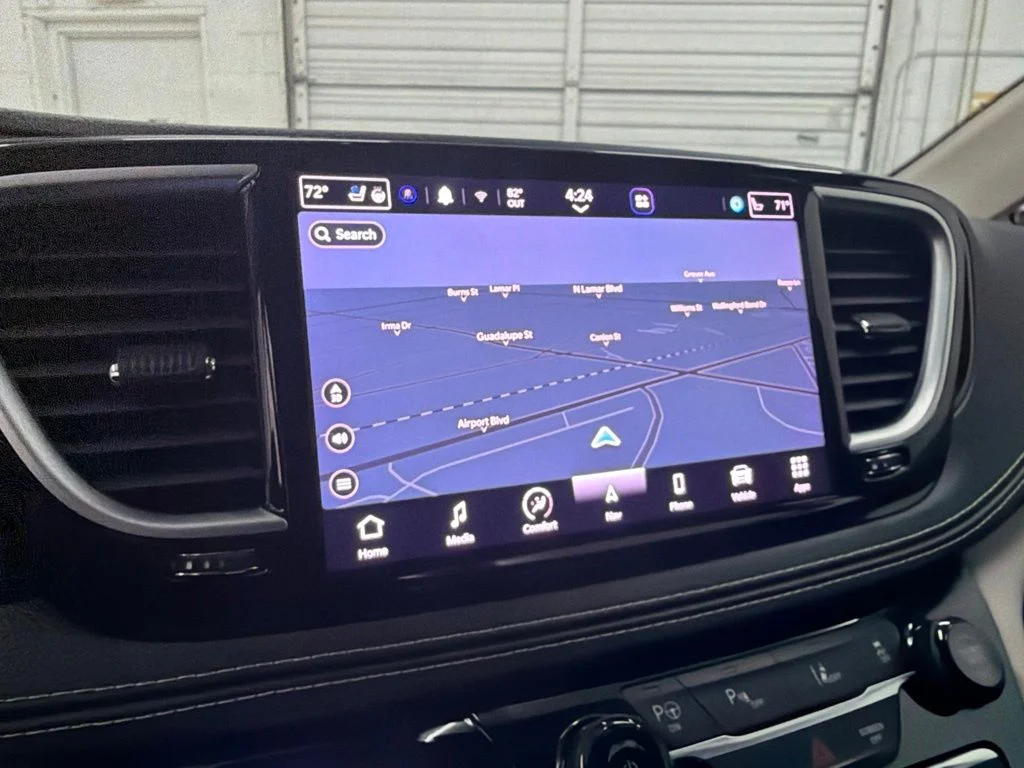 Used 2023 Blue Chrysler Limited image 19