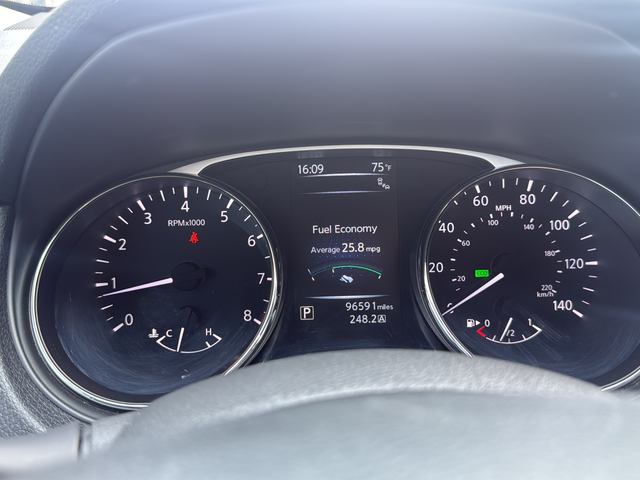 Used 2016 White Nissan SL image 23