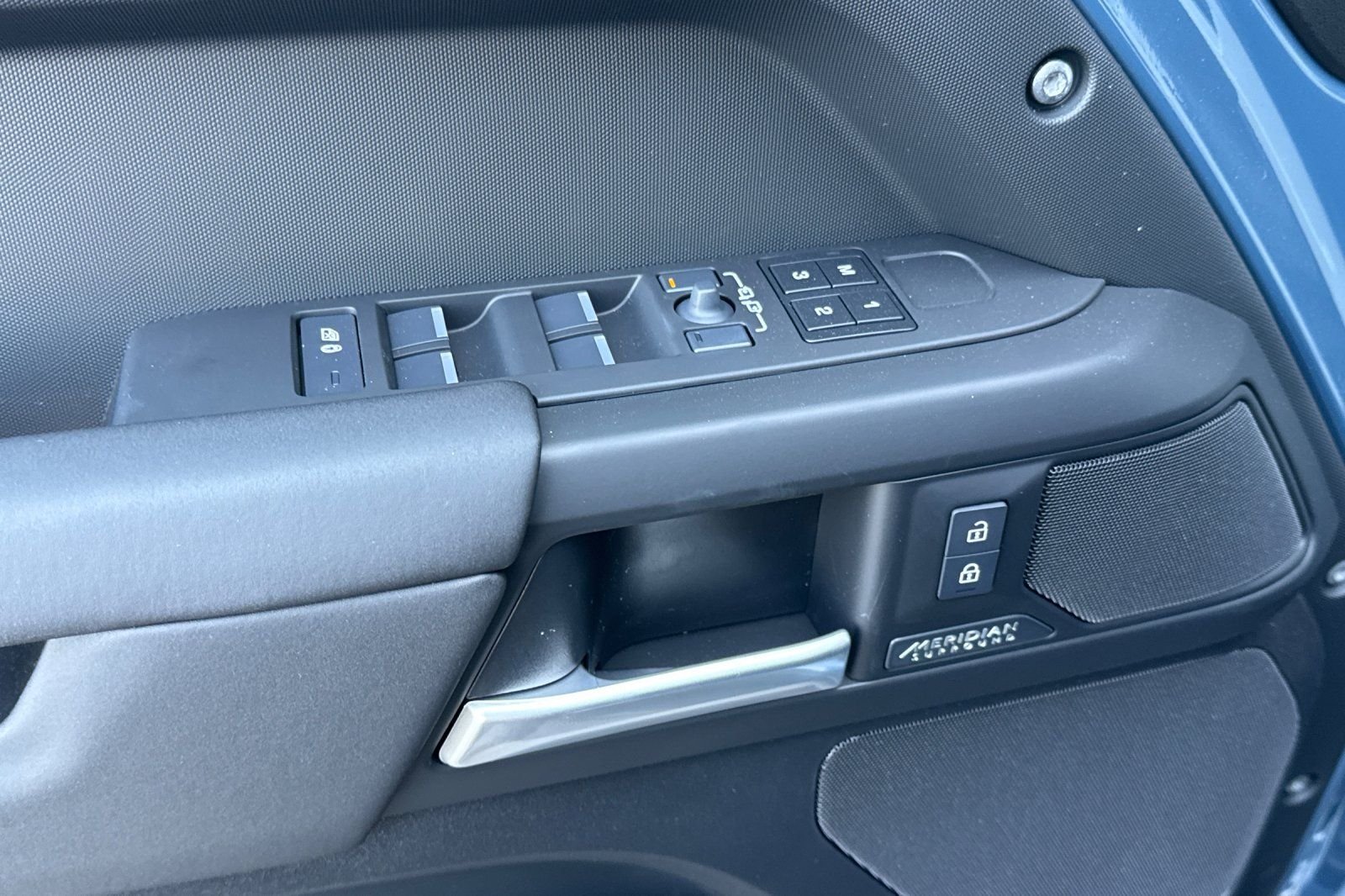 New 2026 Tasman Blue LAND ROVER X-Dynamic SE image 10