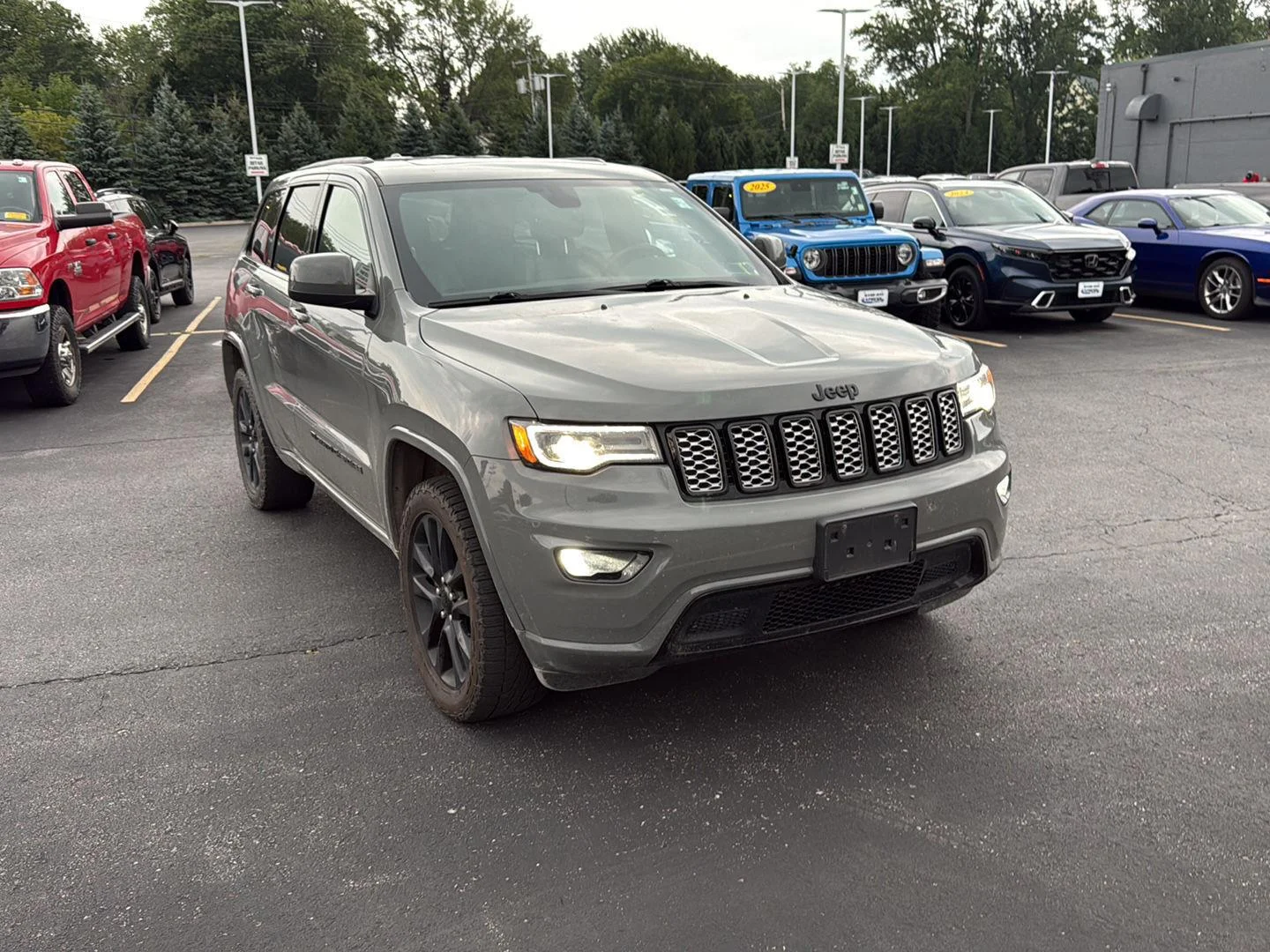 Used 2022 Sting-Gray Clearcoat Jeep Laredo X image 12
