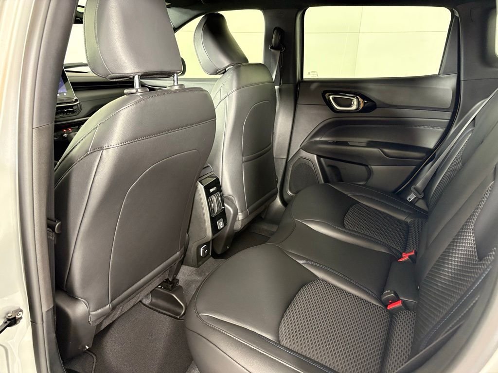 New 2026 Silver Zynith Metallic Clearcoat Jeep Latitude image 35