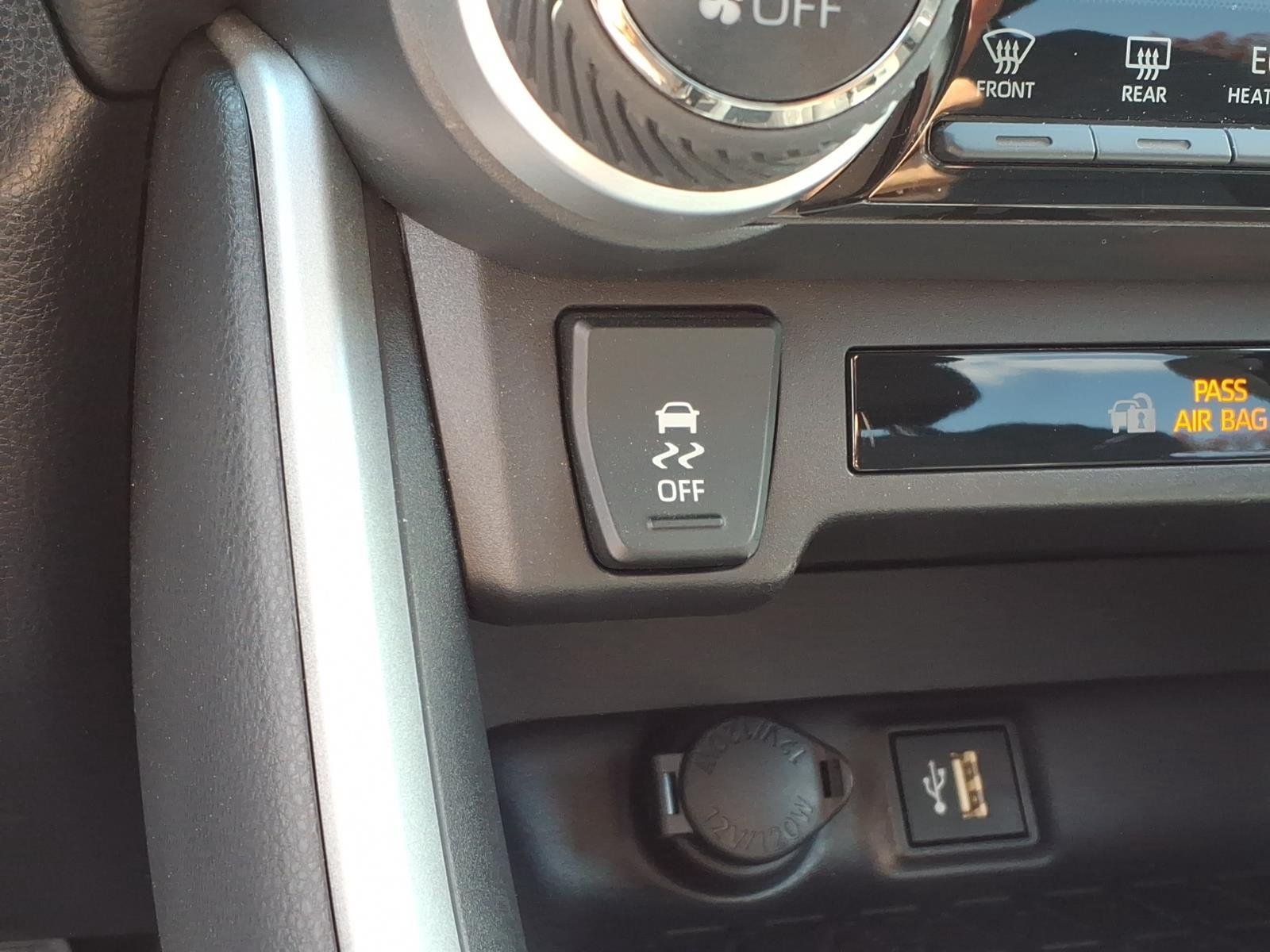 Used 2025 Ice Cap Toyota XLE image 6