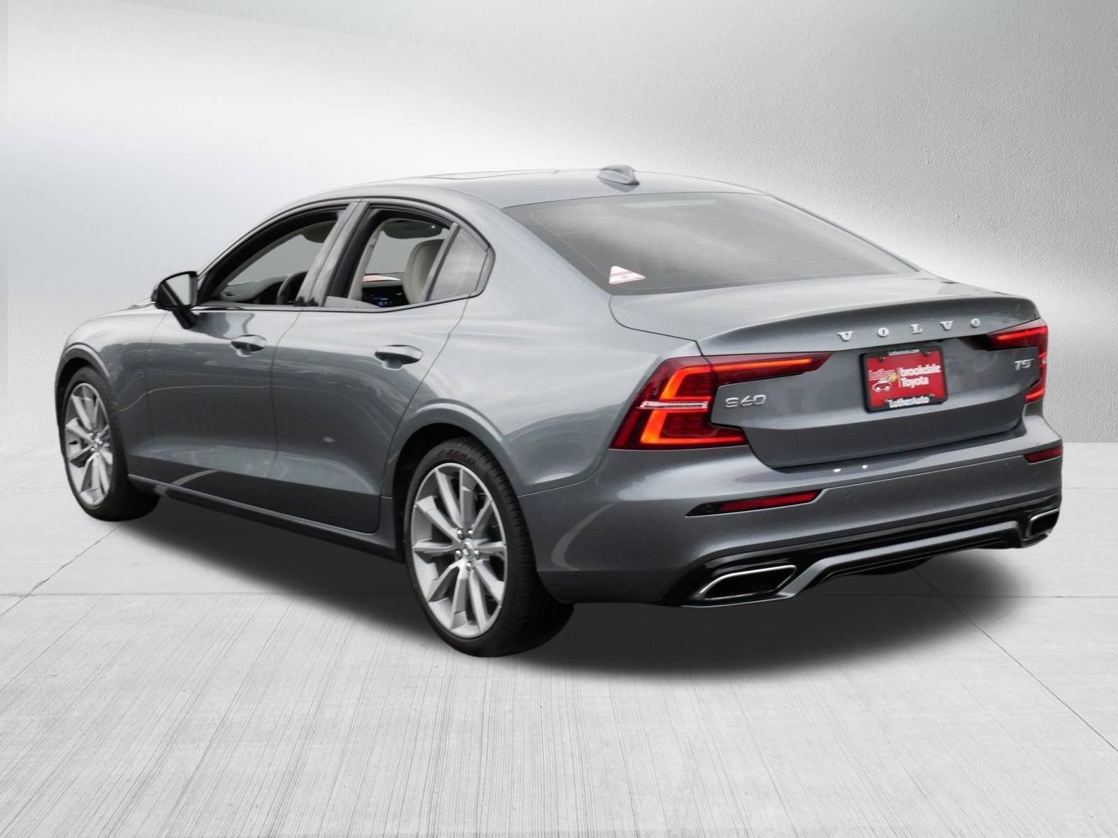 Used 2021 Osmium Grey Metallic Volvo Momentum image 5