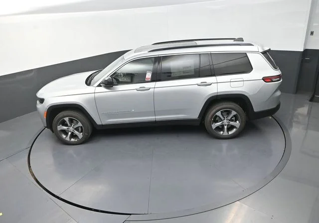 New 2026 Silver Zynith Exterior Paint Jeep Limited image 14