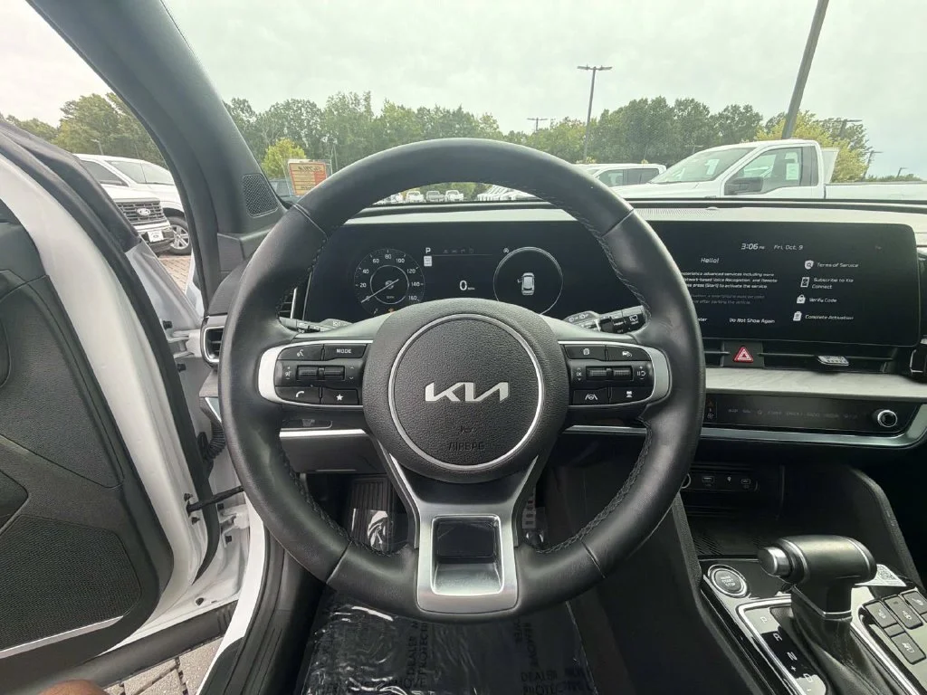 Used 2023 White Kia X-Pro Prestige image 16