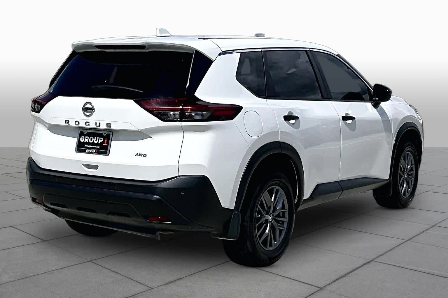 Used 2021 Glacier White Nissan S image 12