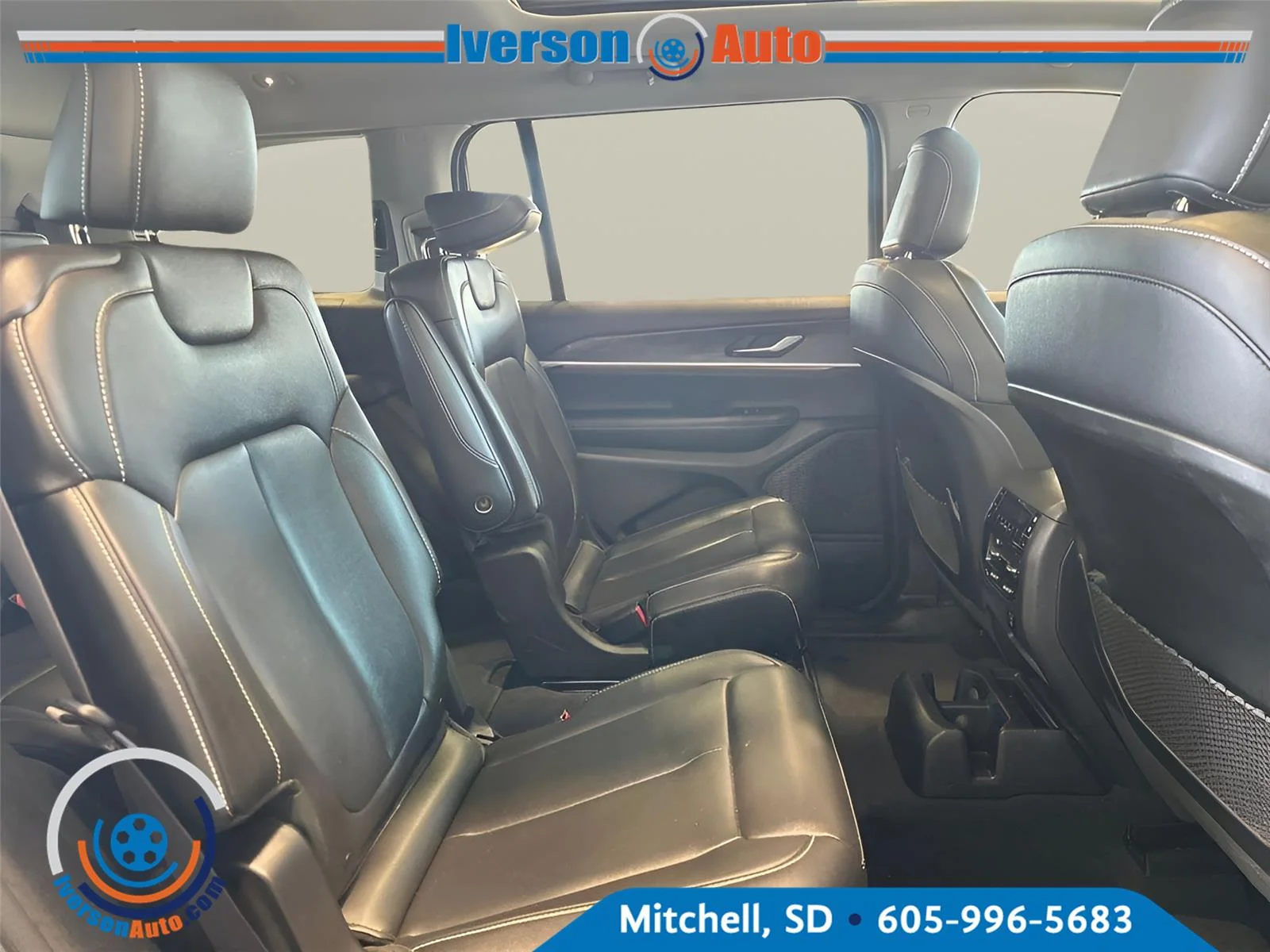 Used 2023 Diamond Black Crystal Pearlcoat Jeep Limited image 35