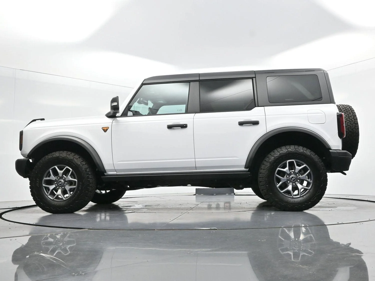 Used 2025 Oxford White Ford Badlands image 48