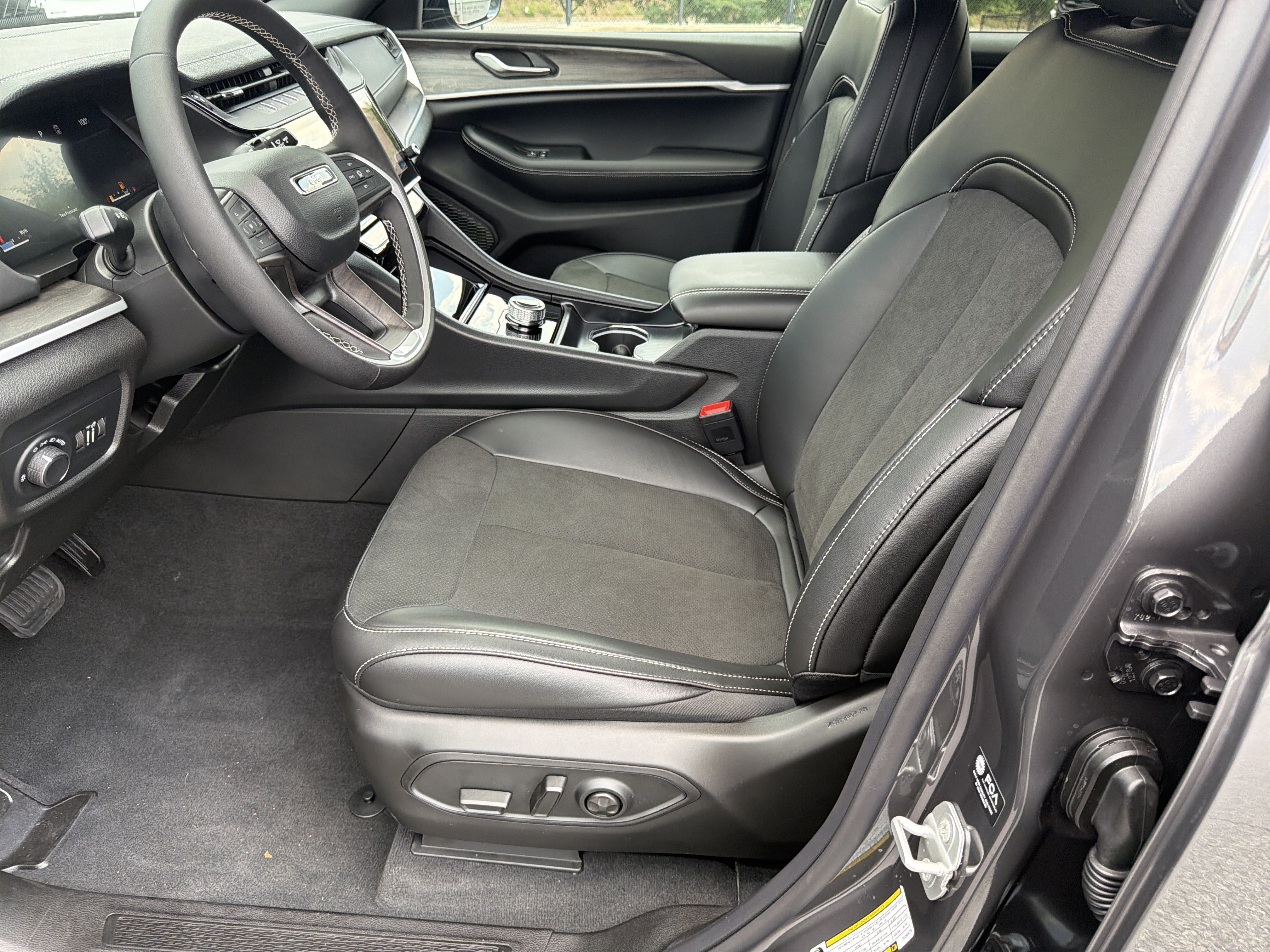 New 2026 Baltic Gray Metallic Clear-Coat Exterior Paint Jeep Altitude image 11