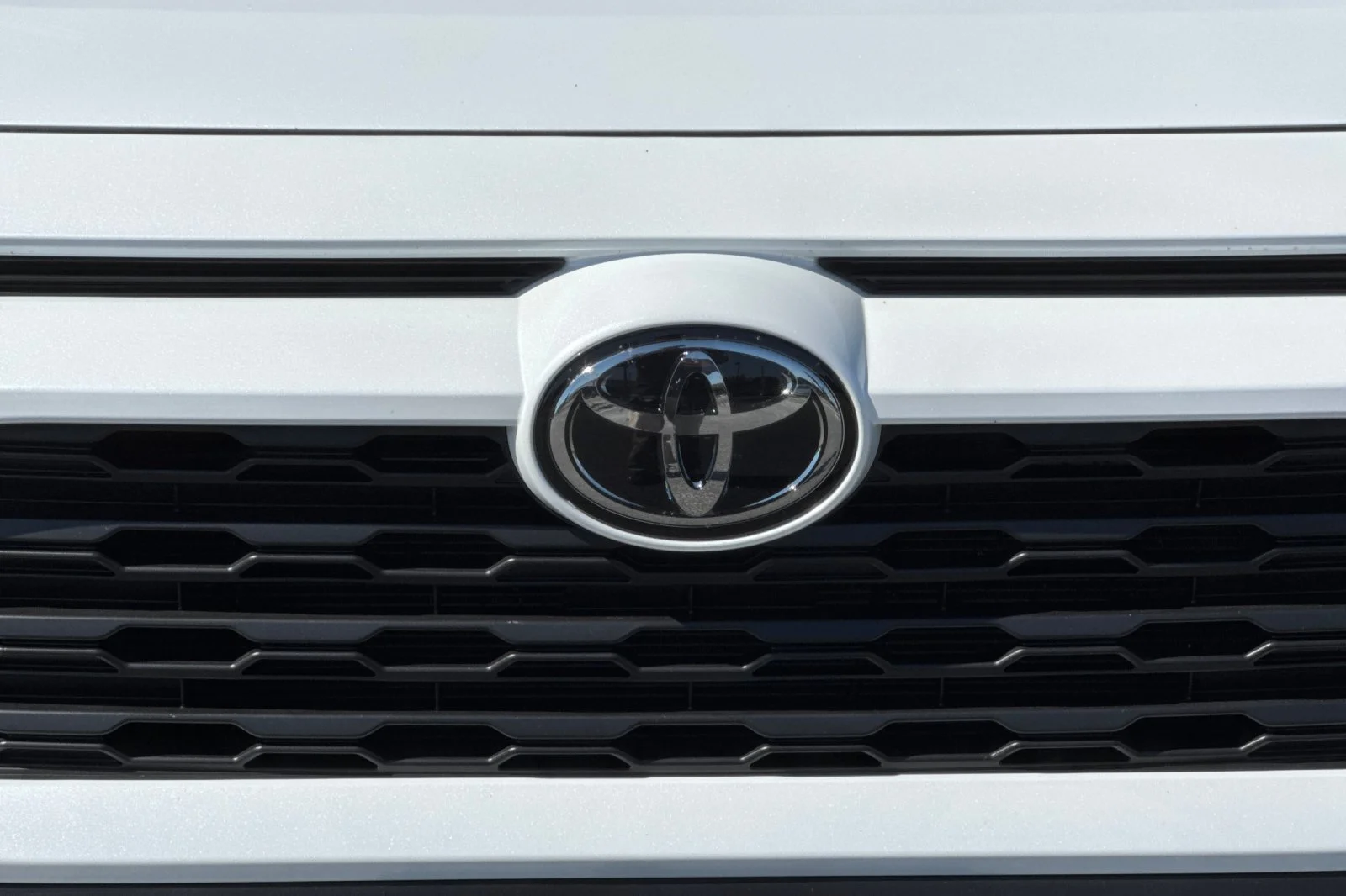Used 2025 Beige Toyota XLE Premium image 40