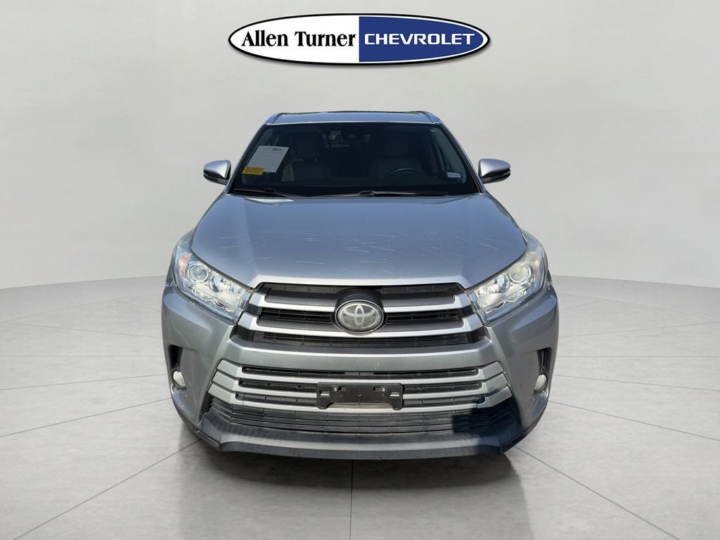 Used 2019 Silver Toyota XLE image 2