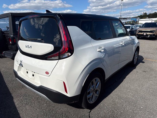 Used 2025 White Kia S image 3