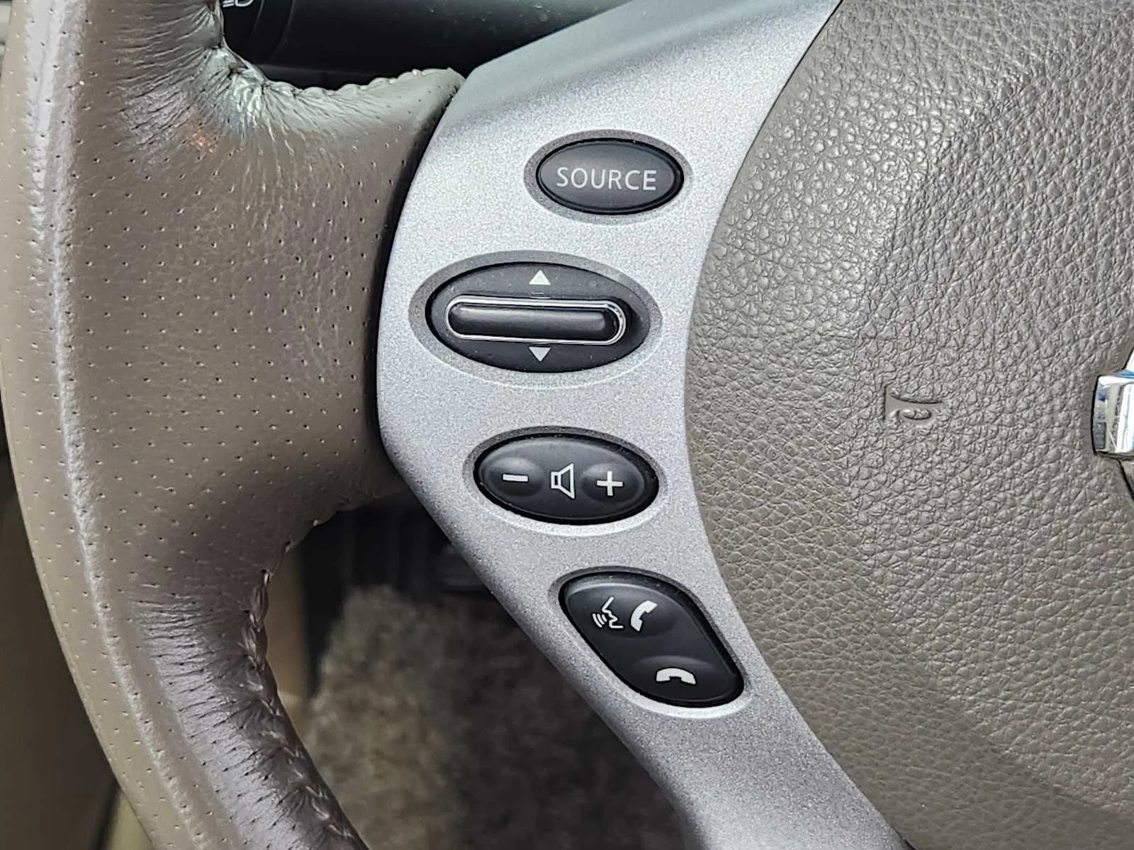 Used 2009 Winter Frost Pearl Nissan 2.5 SL image 25