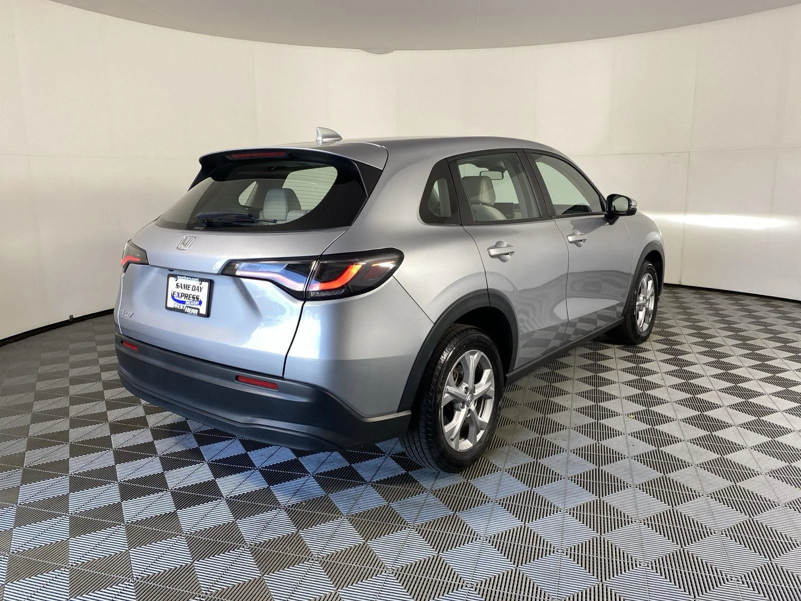 Used 2024 Lunar Silver Metallic Honda LX image 8
