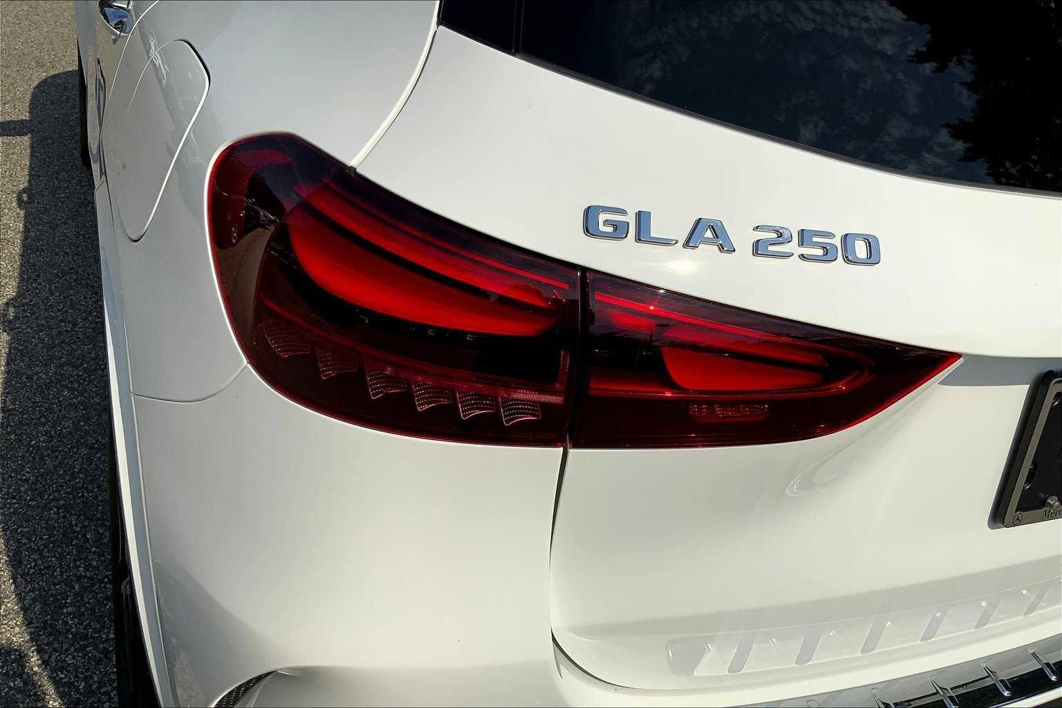 New 2026 Polar White Mercedes-Benz GLA 250 image 18