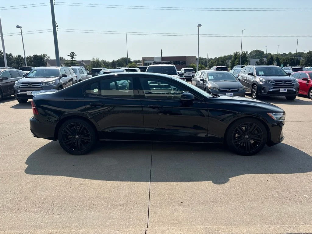 Used 2019 Black Volvo T6 R-Design image 4