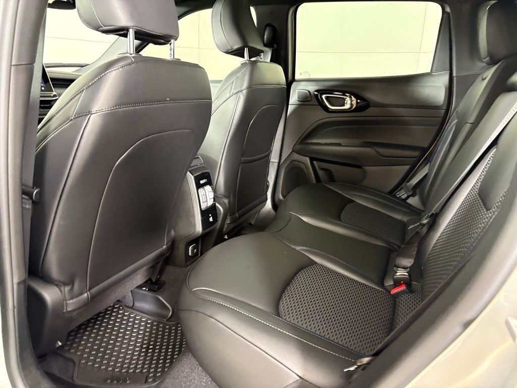New 2026 Silver Zynith Metallic Clearcoat Jeep Latitude image 39