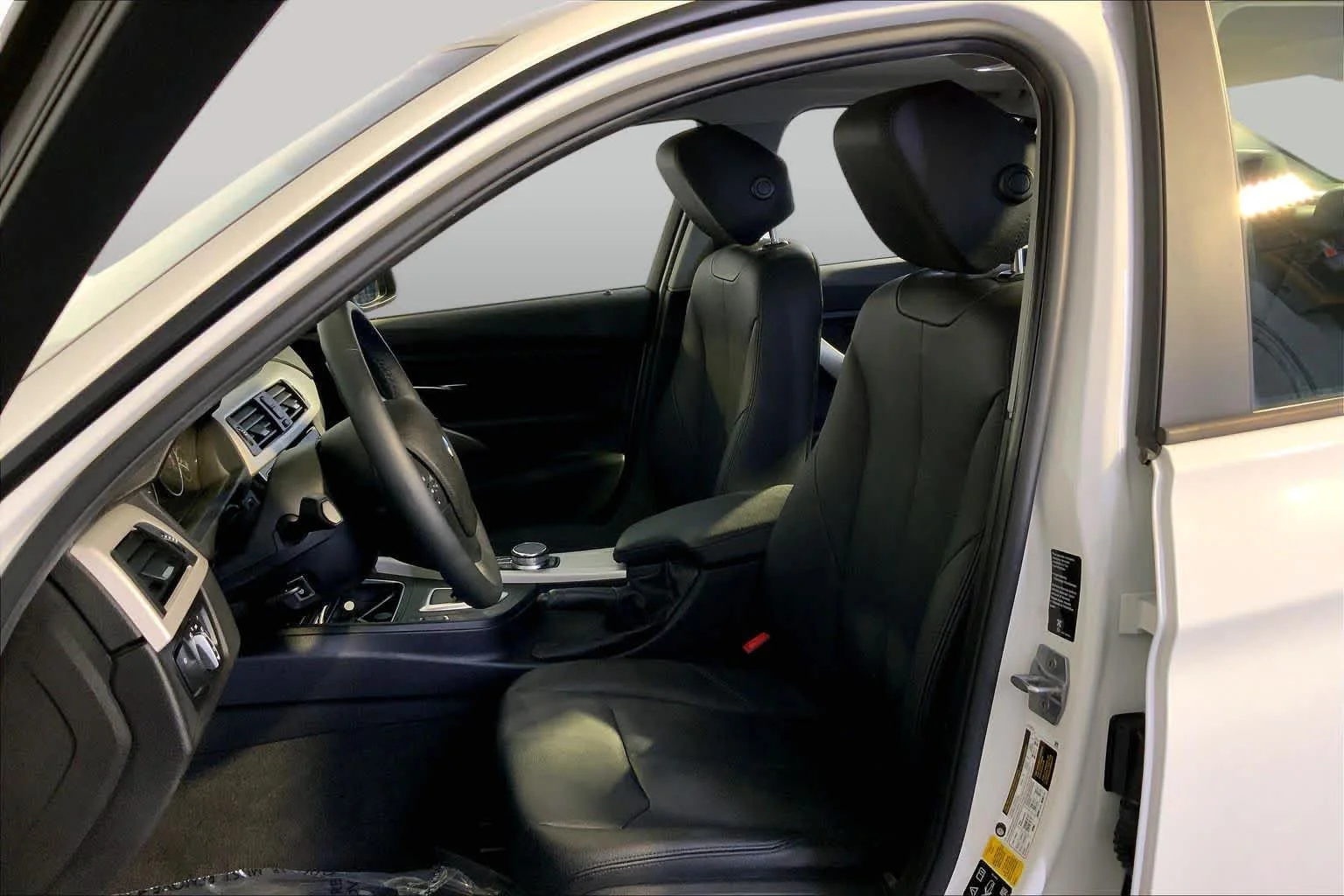 Used 2018 Alpine White BMW 320i xDrive image 9