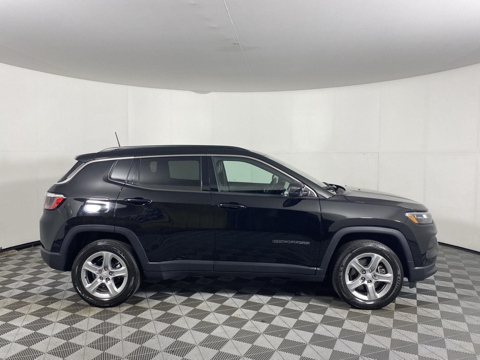 Used 2023 Diamond Black Crystal Pearlcoat Jeep Latitude image 3
