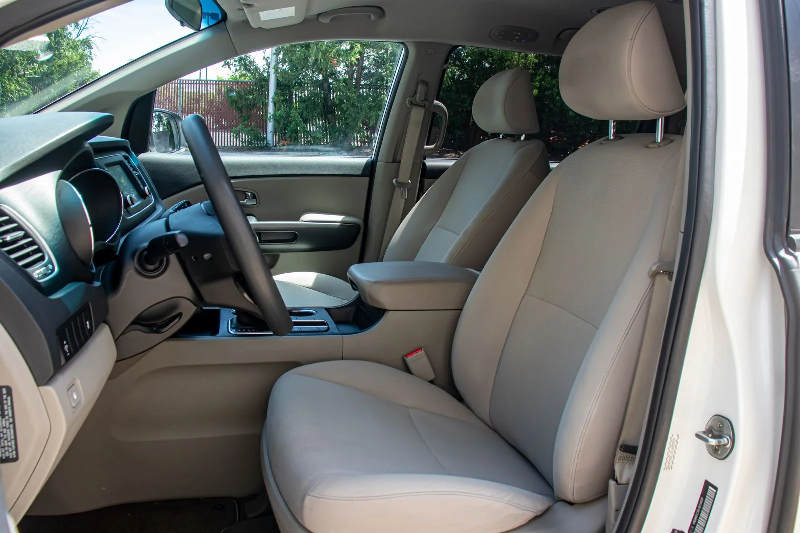 Used 2020 Kia Sedona LX with VIN KNDMB5C10L6659839 for sale in Commack, NY