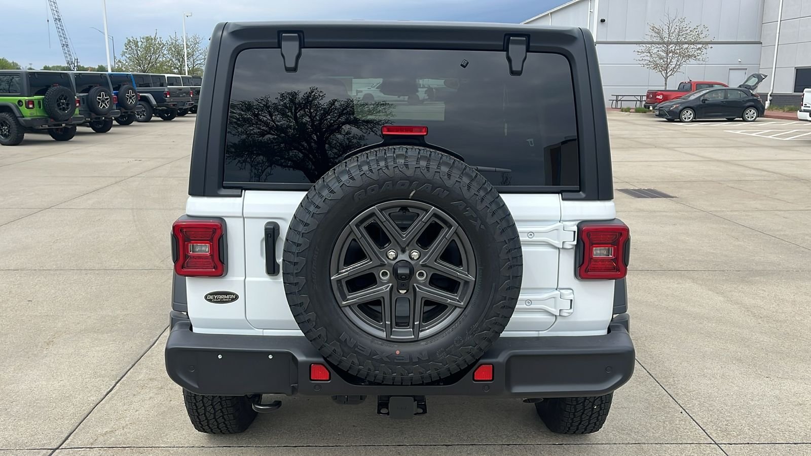 New 2026 Bright White Clear-Coat Exterior Paint Jeep Sport S image 7