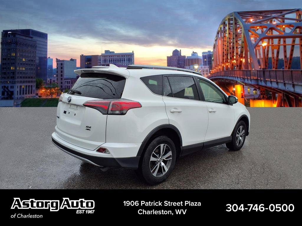 Used 2018 White Toyota XLE image 3