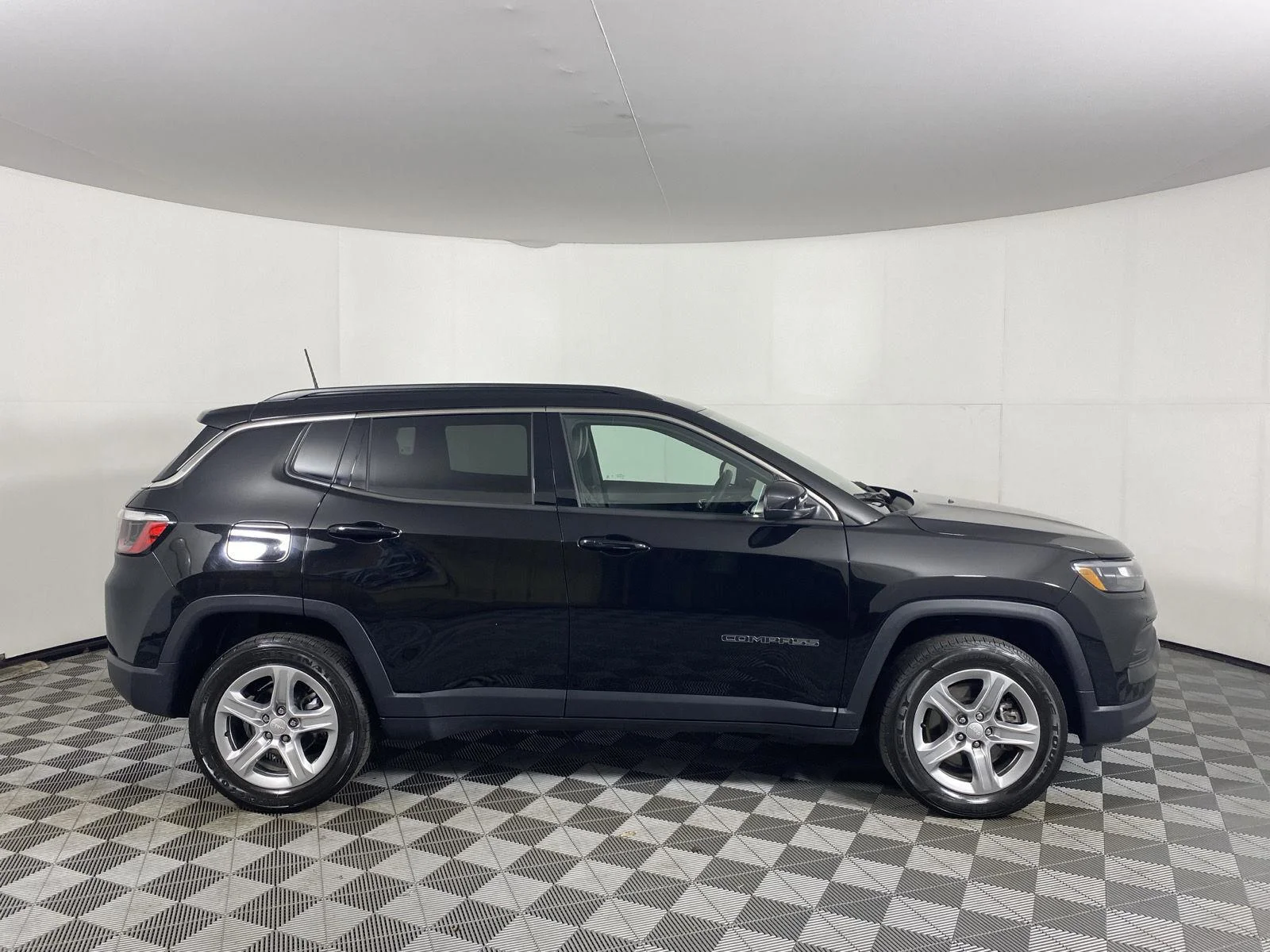 Used 2023 Diamond Black Crystal Pearlcoat Jeep Latitude image 3