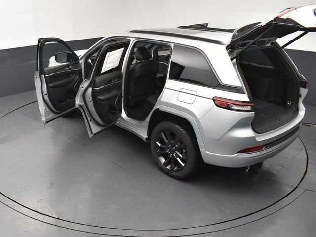 New 2026 Silver Zynith Exterior Paint Jeep Limited Reserve image 27