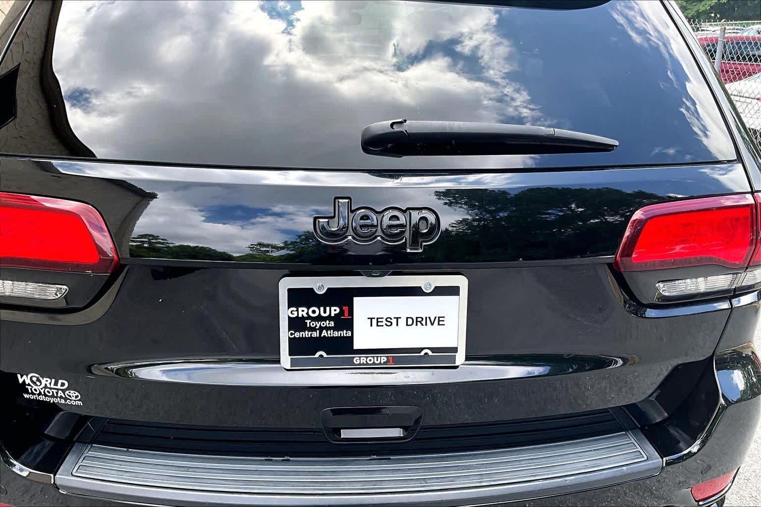 Used 2018 Diamond Black Crystal Pearlcoat Jeep Altitude image 31