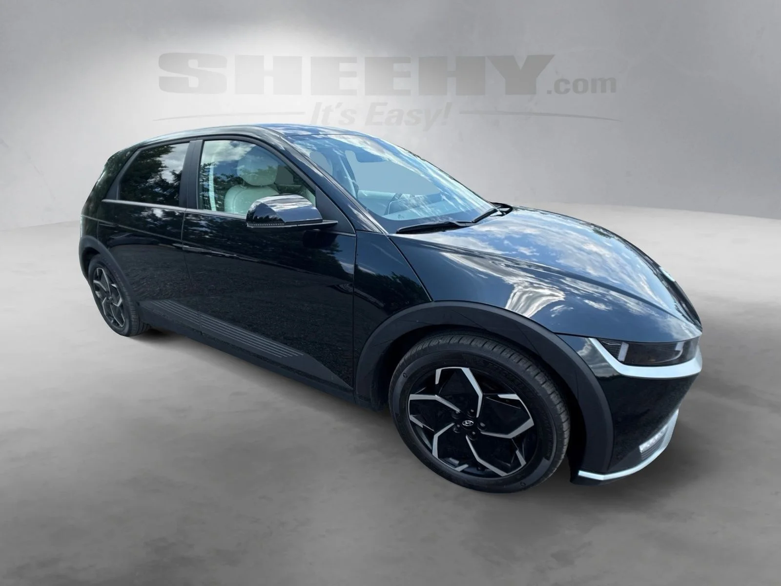 Used 2023 Black Hyundai SEL image 2