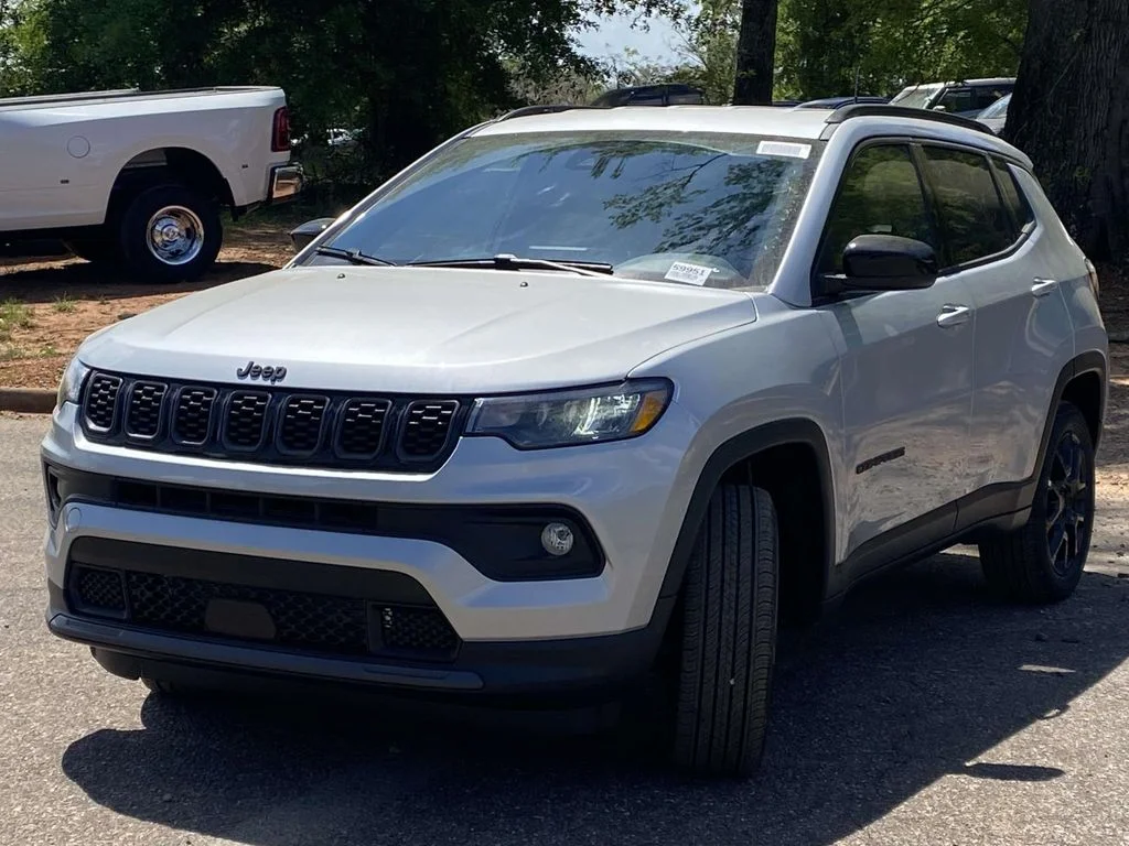 New 2026 Silver Zynith Metallic Clearcoat Jeep Latitude Altitude image 33