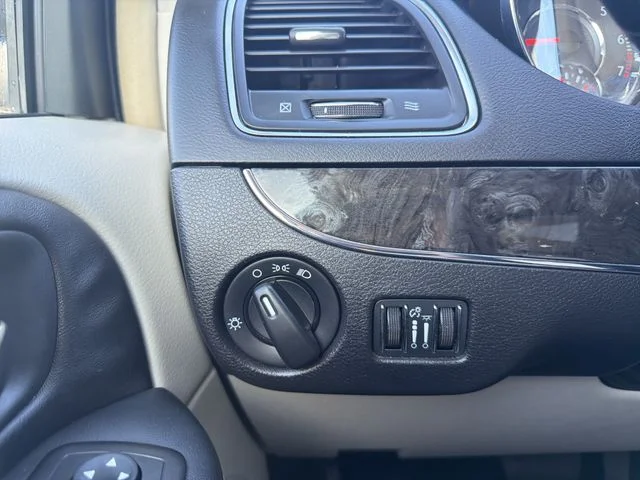 Used 2015 Silver Chrysler LX image 25