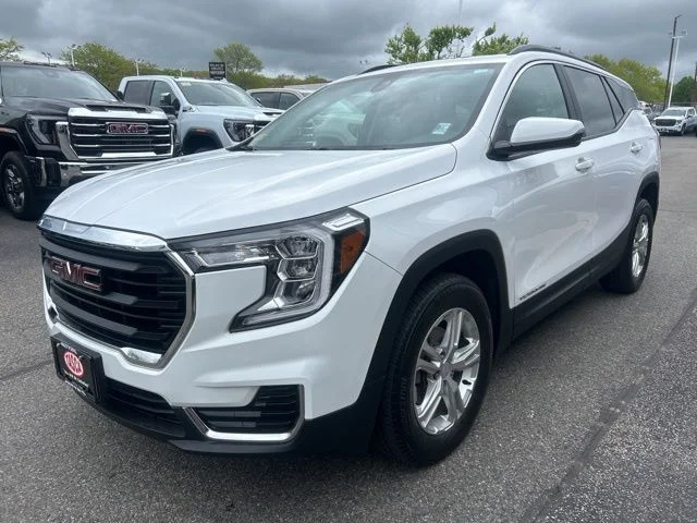 Used 2023 White GMC SLE image 4