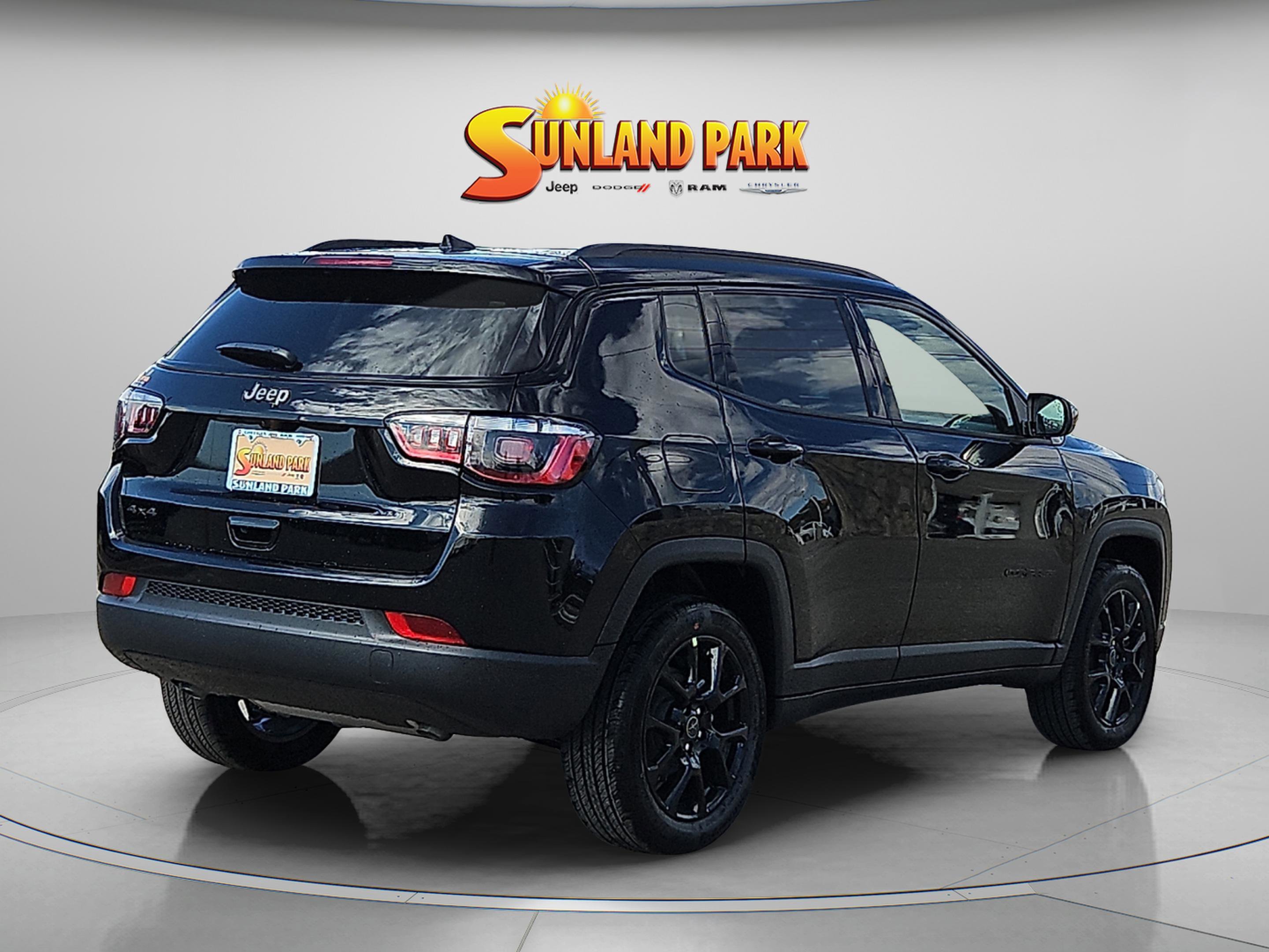 New 2026 Diamond Black Crystal Pearl-Coat Exterior Paint Jeep Latitude Altitude image 5