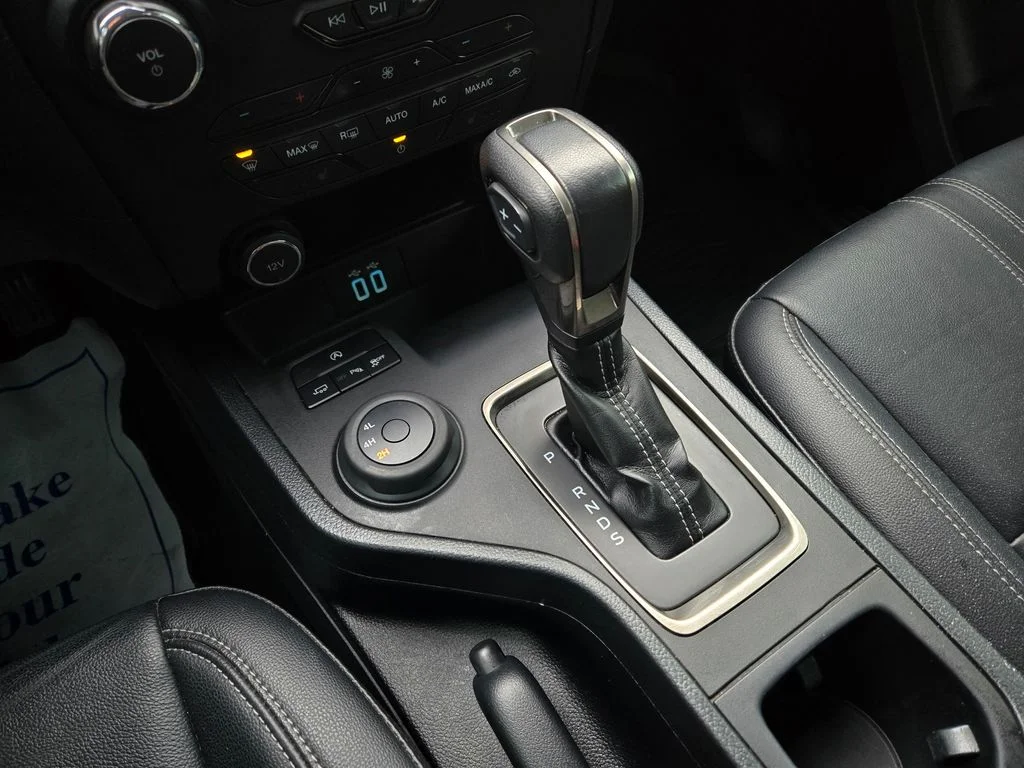 Used 2021 White Ford Lariat image 27