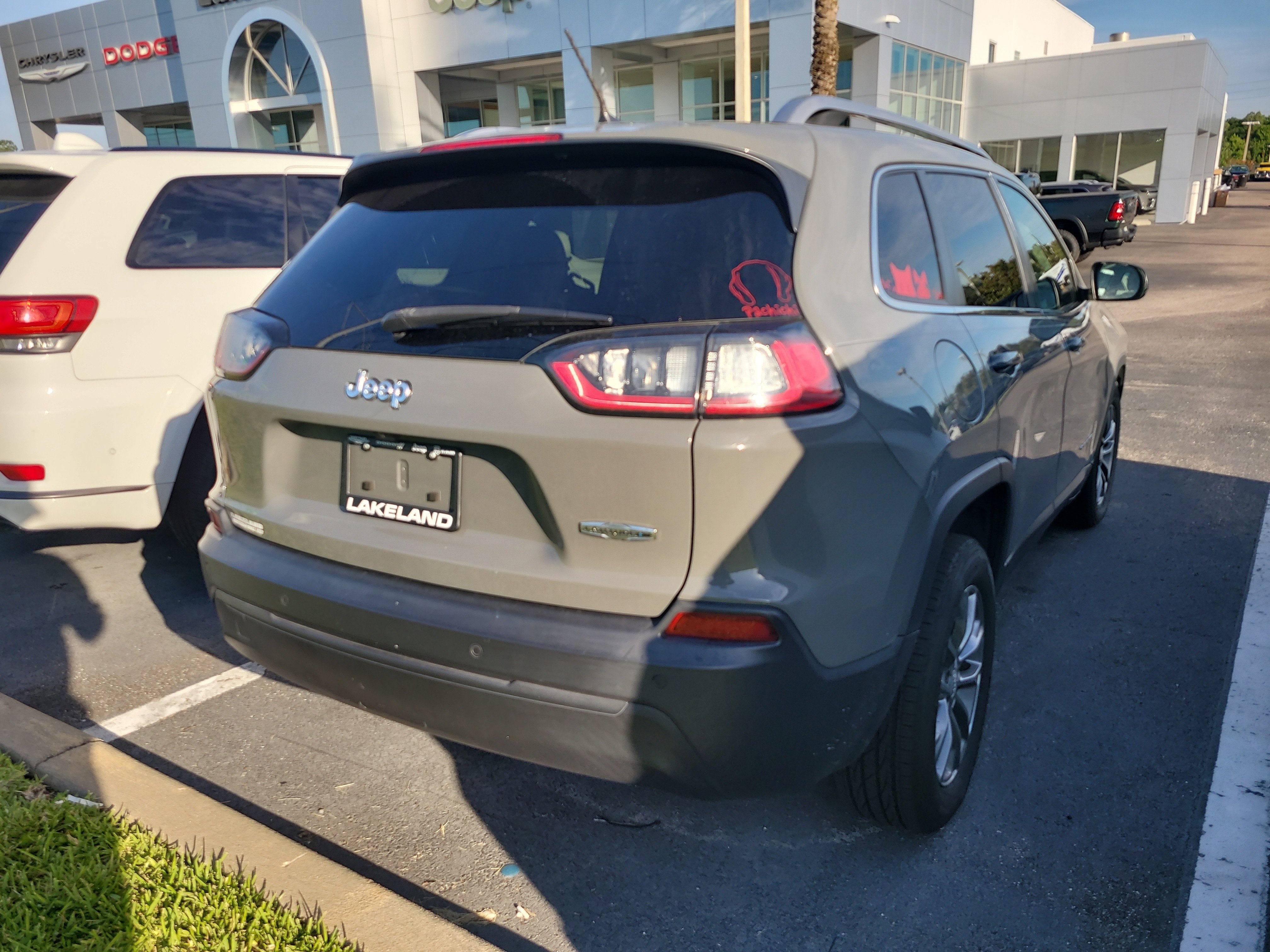 Used 2021 Sting-Gray Clearcoat Jeep Latitude Plus image 4