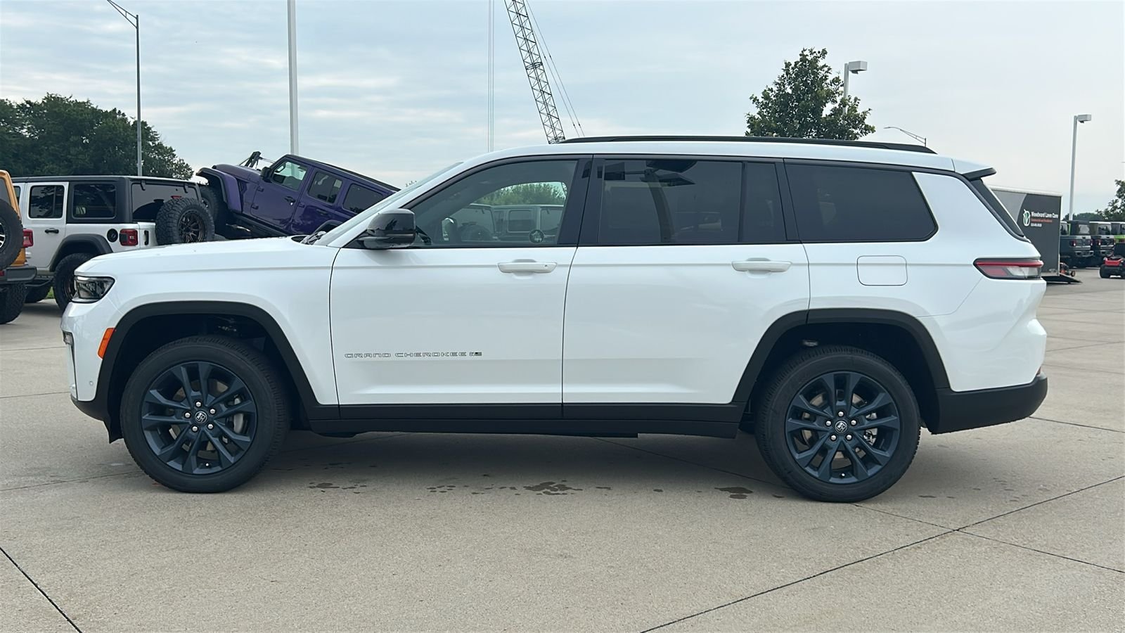 New 2026 Bright White Clear-Coat Exterior Paint Jeep  image 7