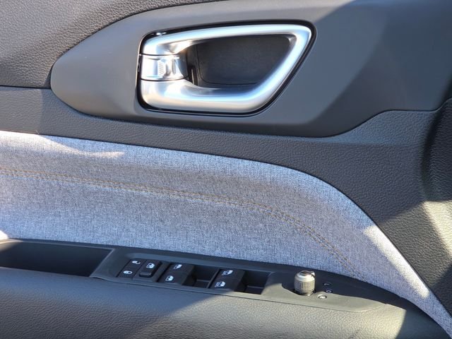 New 2026 Diamond Black Crystal Pearlcoat Jeep Latitude image 29