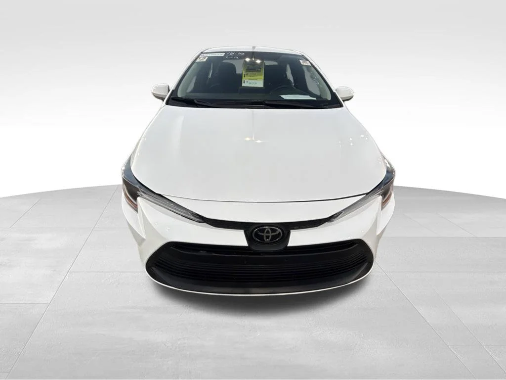 Used 2025 White Toyota LE image 9