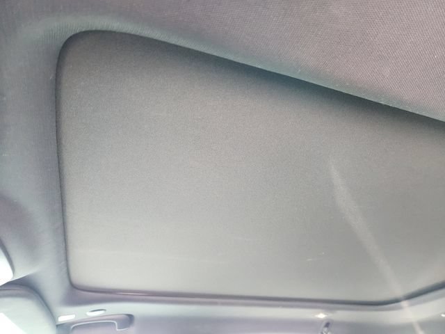 Used 2022 White Jeep Limited 4x4 image 25