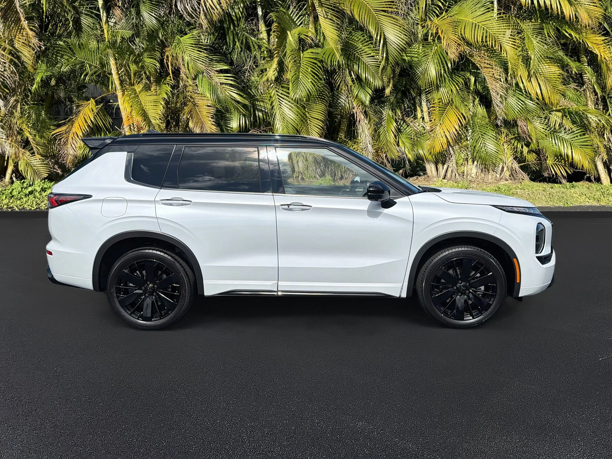 New 2026 White Diamond/Black Roof Mitsubishi BLACK EDITION 2WD image 3