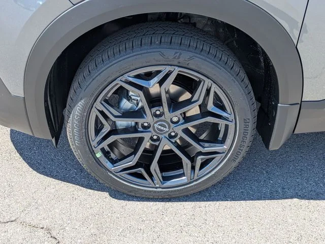New 2026 Gun Metallic / Scarlet Ember Tintcoat Two-tone Nissan SR image 4
