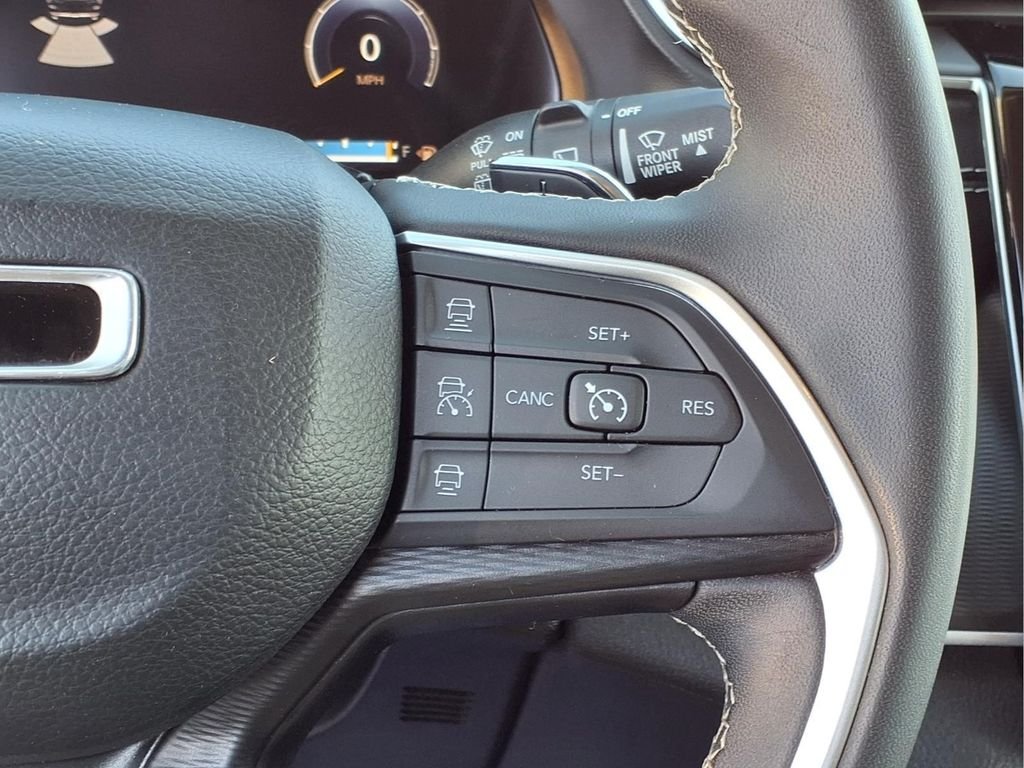Used 2024 White Jeep Laredo image 17