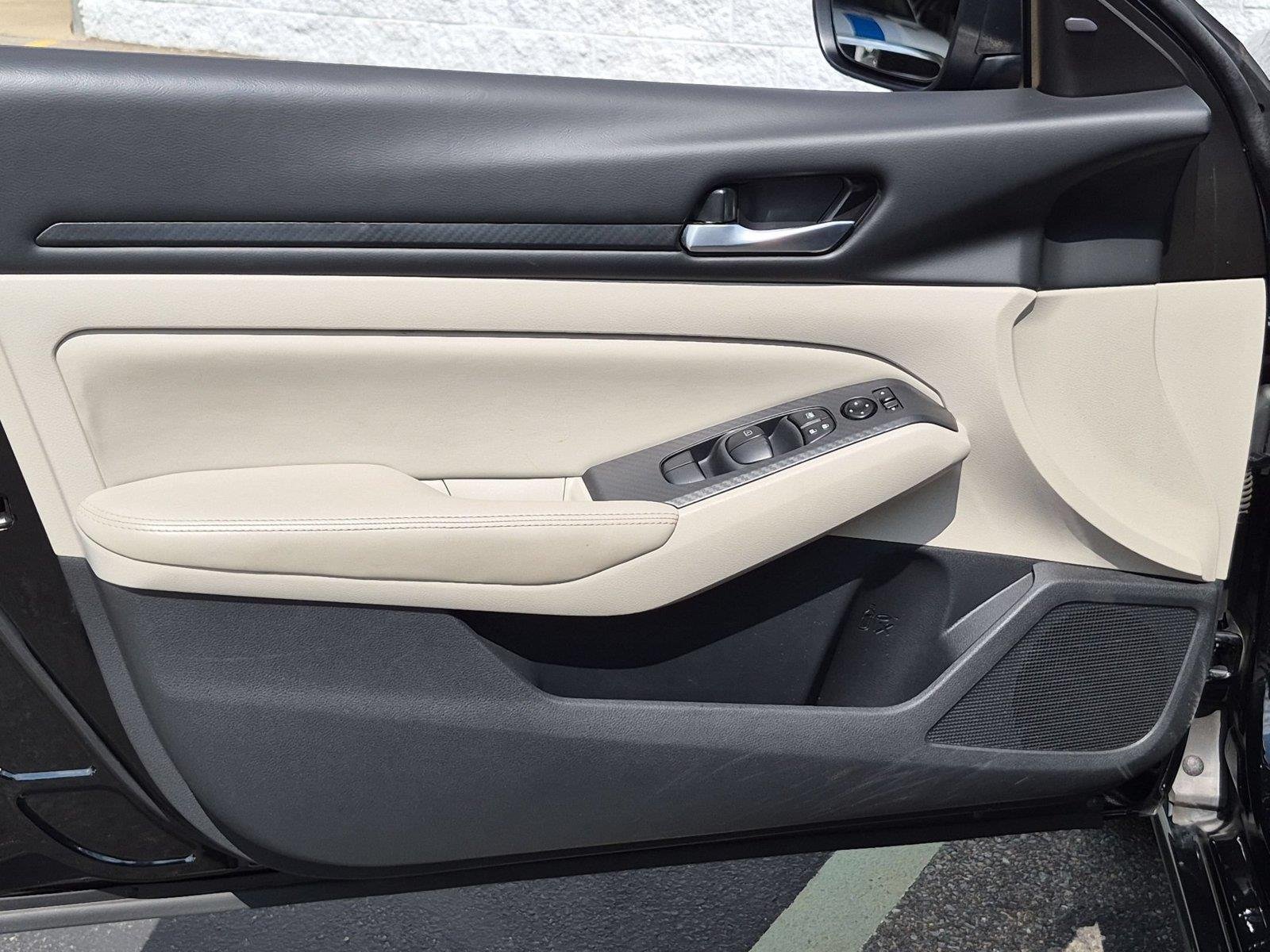 Used 2025 Super Black Nissan SV image 14