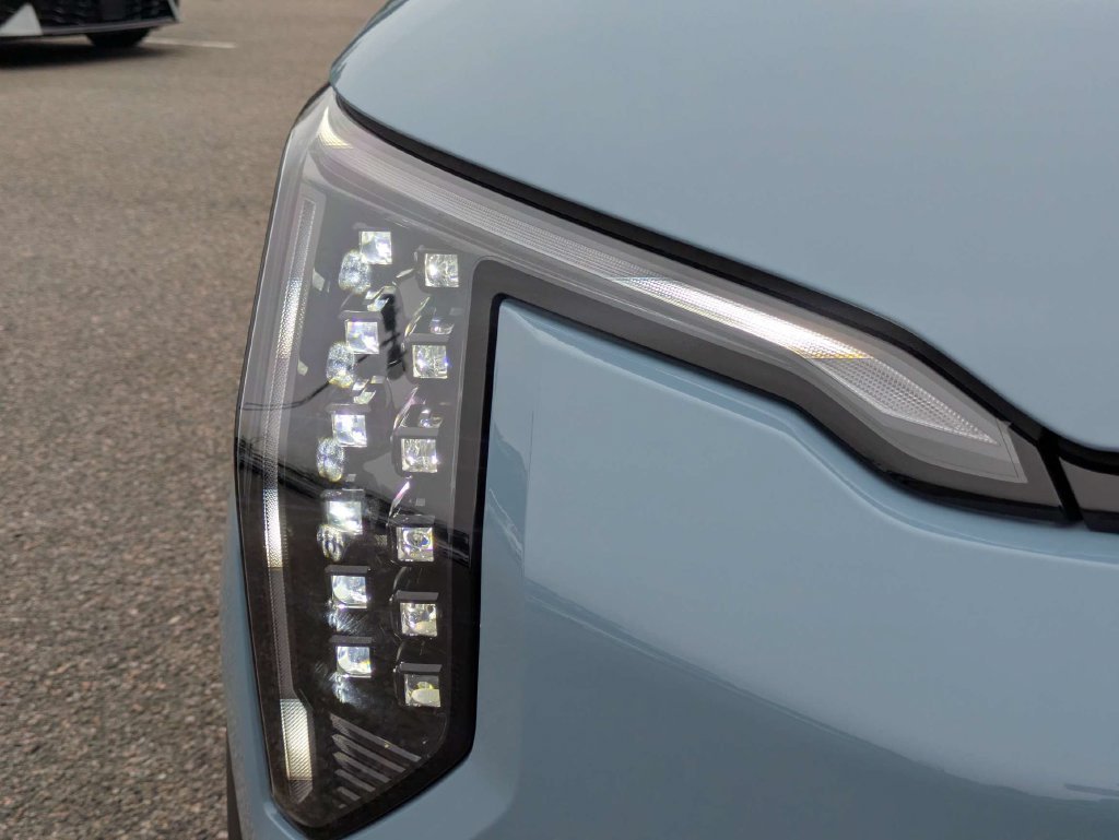 New 2027 Frost Blue Kia Wind image 10