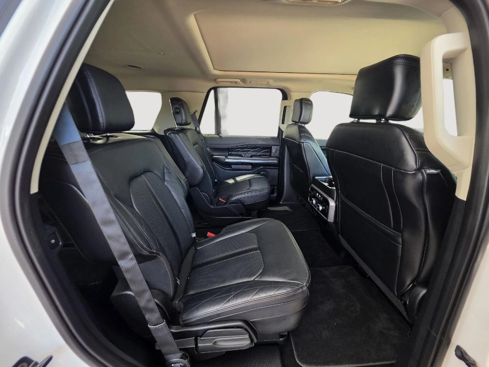Used 2019 White Platinum Metallic Tri-Coat Ford Platinum image 30