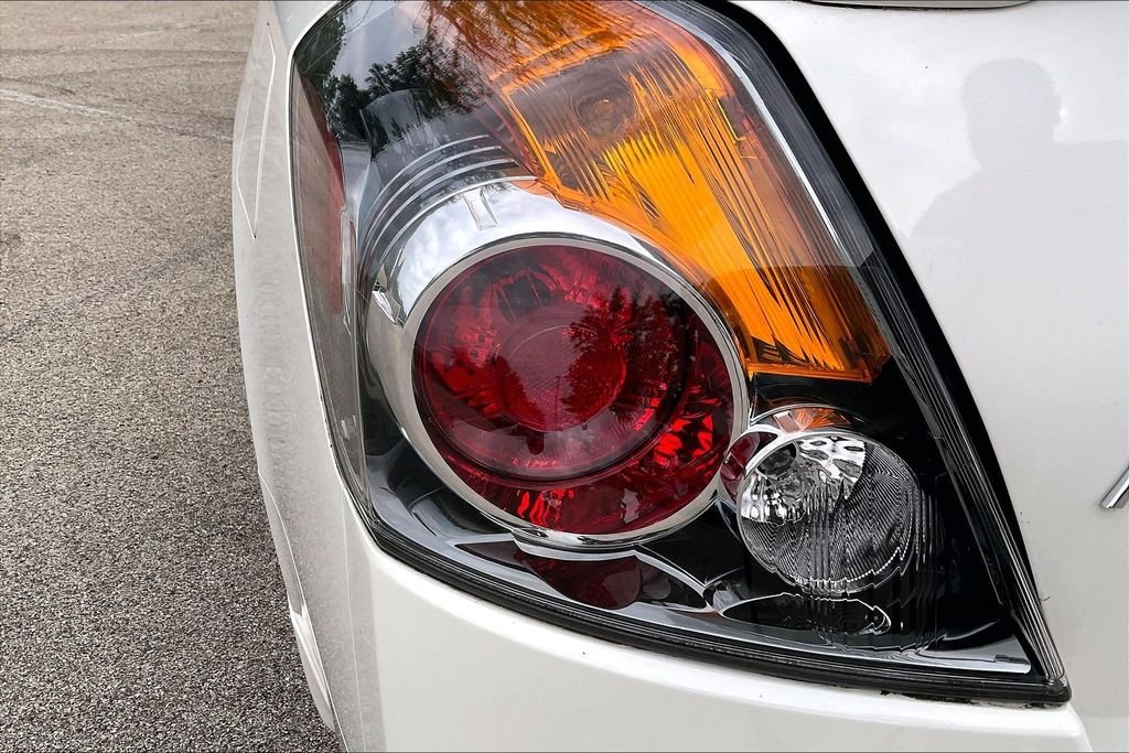 Used 2012 White Nissan 2.5 S image 27
