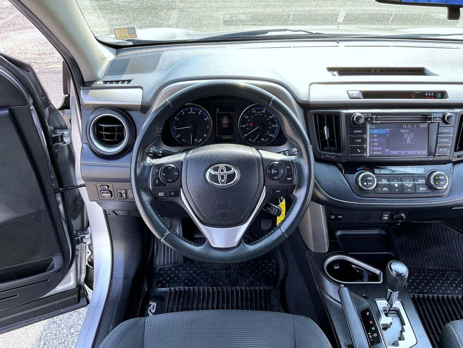 Used 2018 Silver Toyota XLE image 11