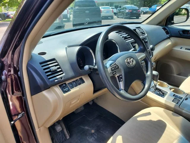 Used 2013 Red Toyota Base image 18