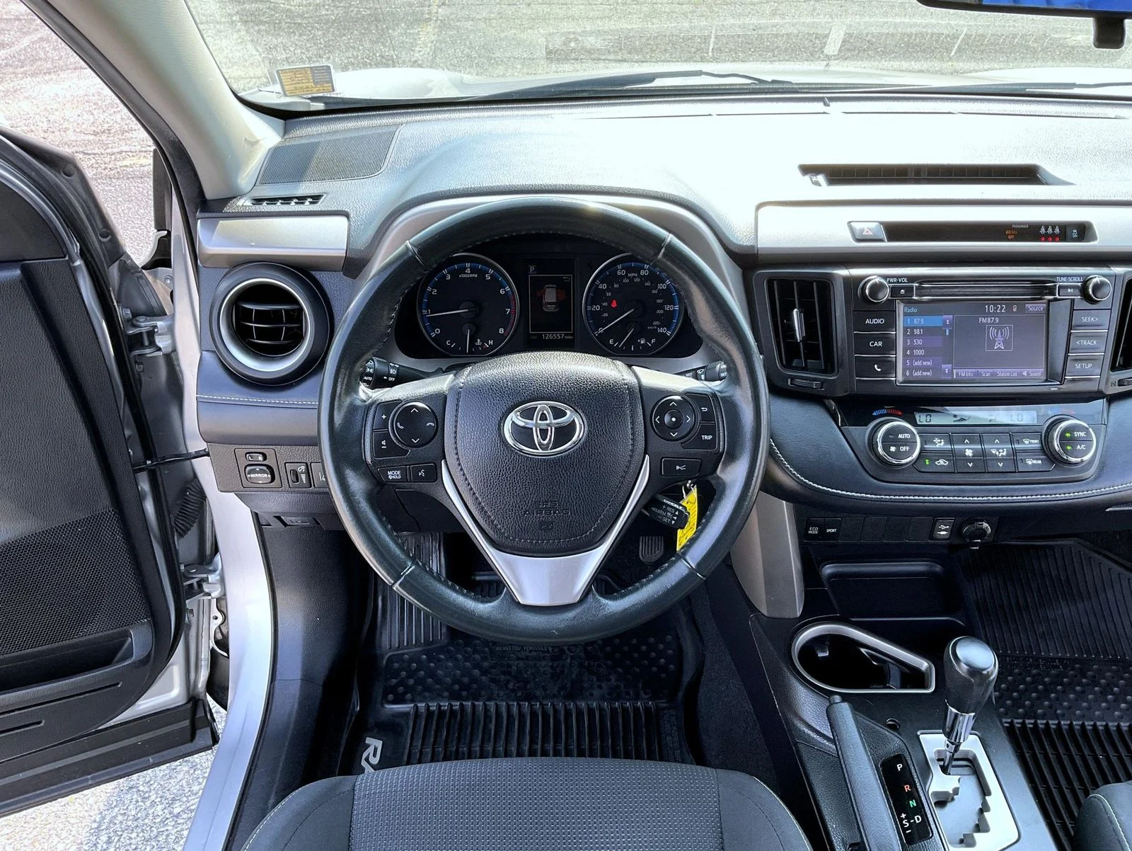 Used 2018 Silver Toyota XLE image 11